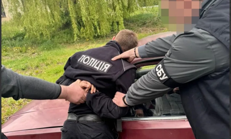 Вимагав 1200 доларів у рятувальника: на Тернопільщині затримали оперативника поліції