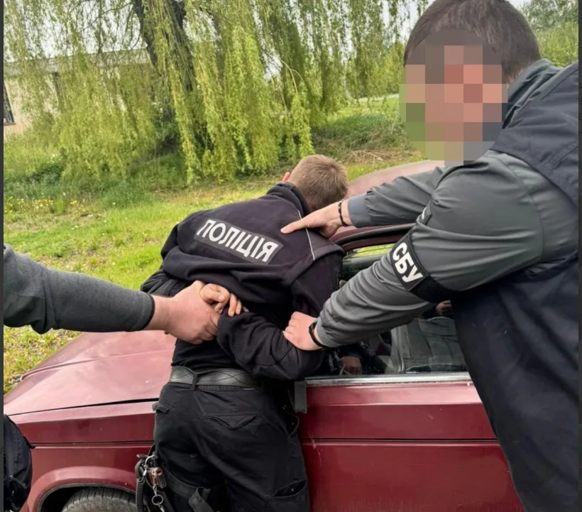 Вимагав 1200 доларів у рятувальника: на Тернопільщині затримали оперативника поліції