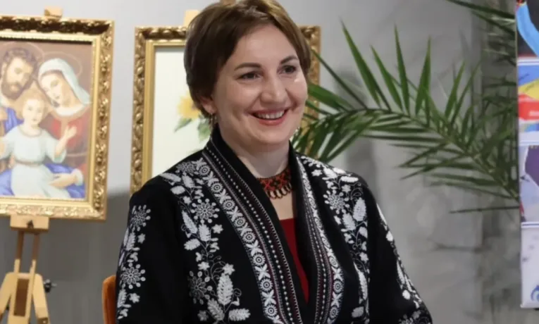 Олена Підгрушна у Тернополі презентувала олімпійські медалі та свої рекордні вишивки