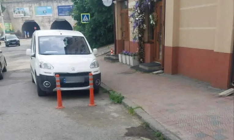 У Тернополі демонтують самовільно встановлені паркувальні бар’єри, стовпці та шлагбаум