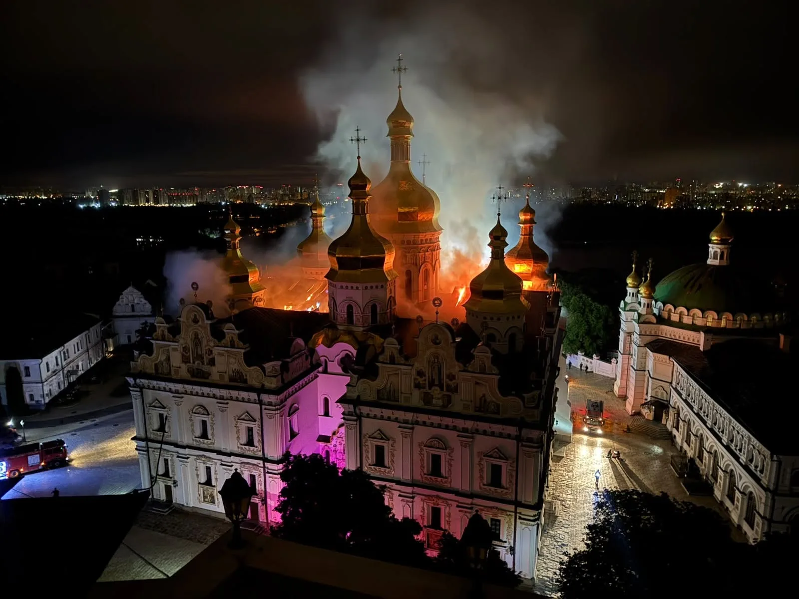 «Не мають нічого святого»: після атаки на Київ горів Успенський собор, є загиблі та постраждалі