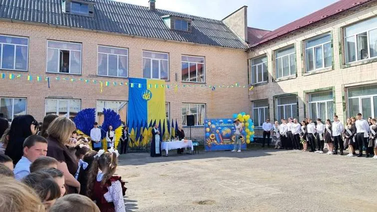 У Копичинцях стався скандал через використання двомовної пісні Монатика на випускному в школі https://zaxid.net/news/