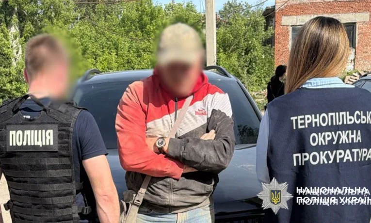 Брав гроші за зняття з "розшуку"