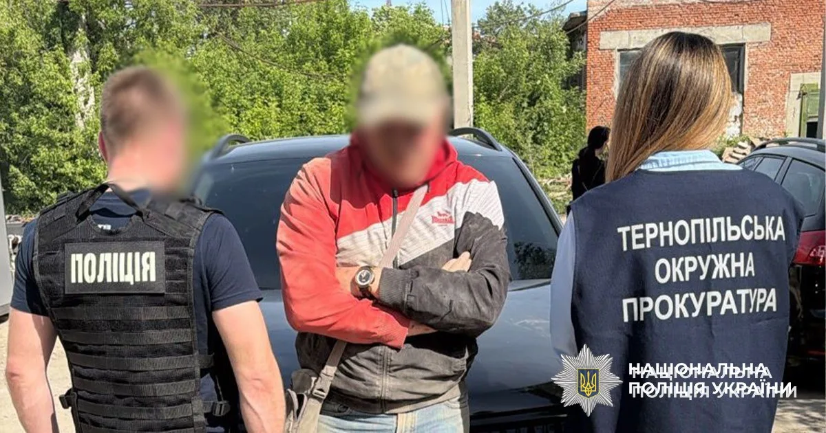 Брав гроші за зняття з "розшуку"
