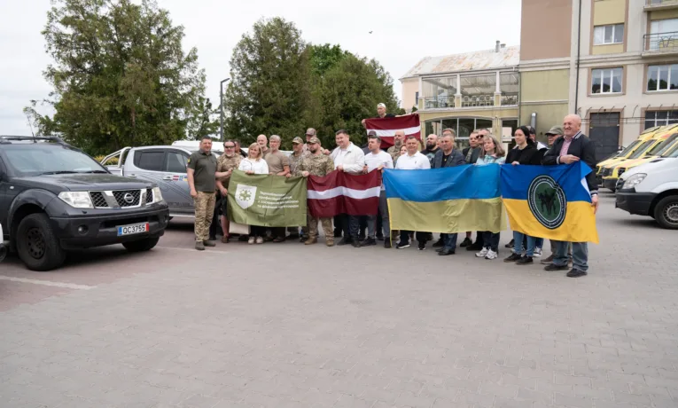 У Тернополі військовим із трьох областей передали понад два десятки транспортних засобів
