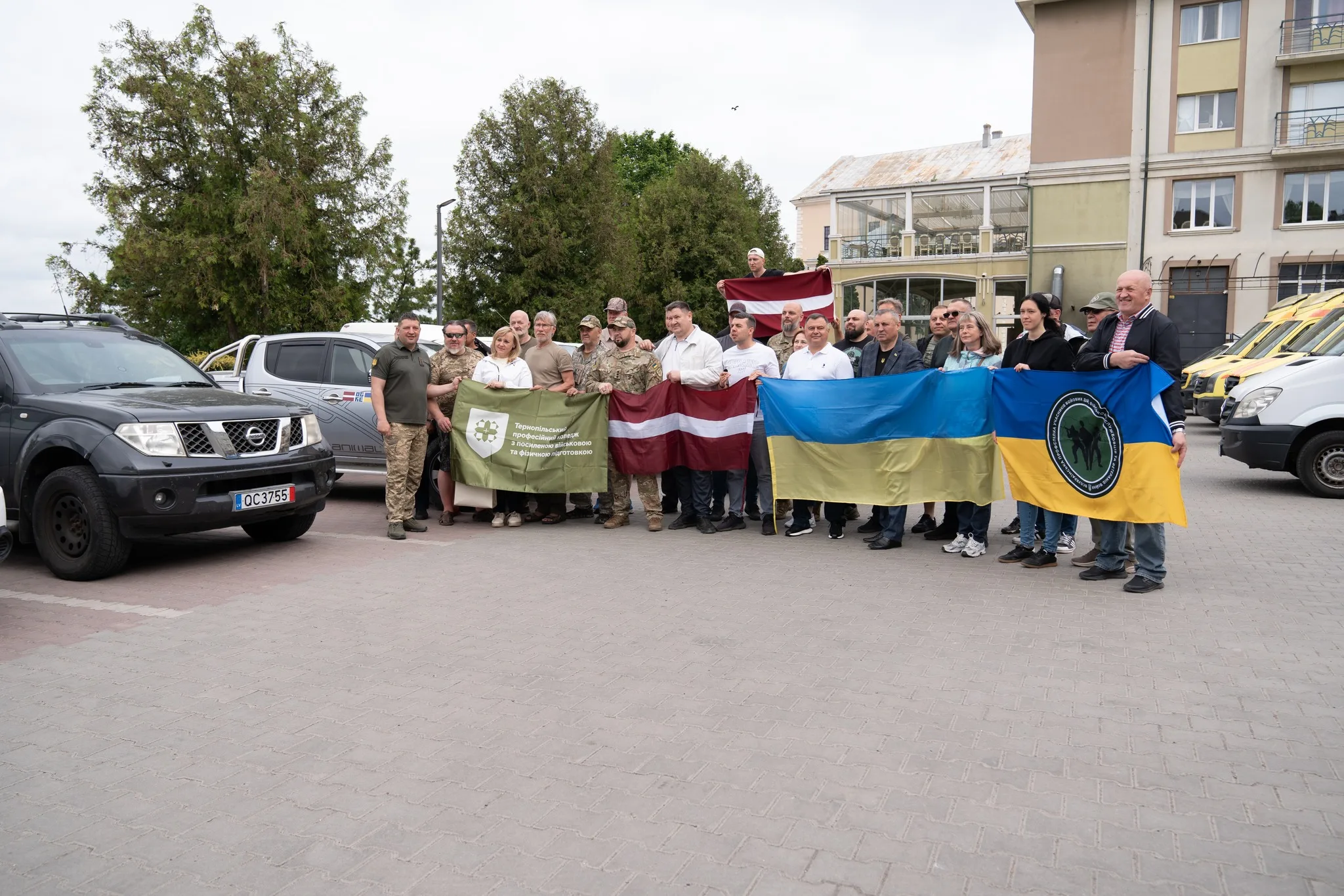 У Тернополі військовим із трьох областей передали понад два десятки транспортних засобів