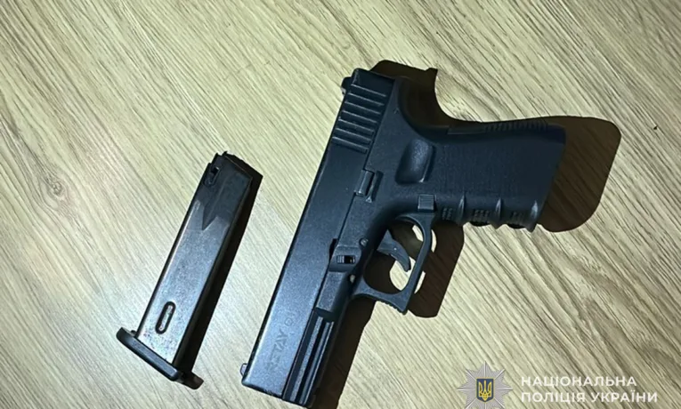 У Тернополі чоловік погрожував дружині зброєю та силоміць утримував її в квартирі