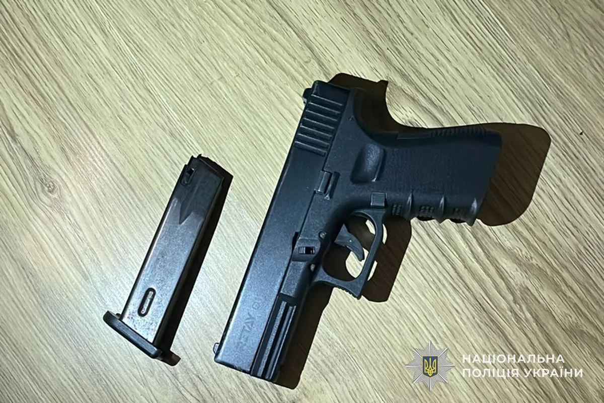 У Тернополі чоловік погрожував дружині зброєю та силоміць утримував її в квартирі