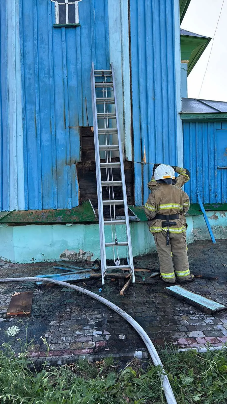 На Кременеччині спалахнула пожежа у дерев’яній церкві XVIII століття