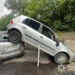 Карколомна ДТП у Тернополі на Текстильній: одне авто "вилізло" на інше