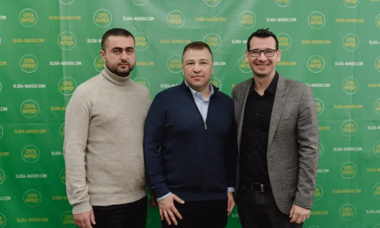 На фото: депутати від “Слуги Народу” в Тернопільській міській раді (крайній справа – Денис Фаріончук).