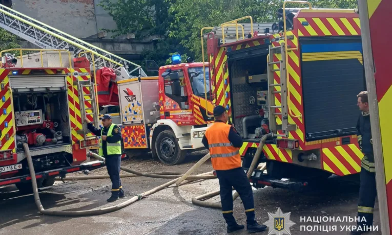 У Тернополі на пожежі на складі постраждала людина
