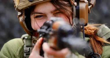 Готові до захисту: дівчата підписали контракт «18-24»
