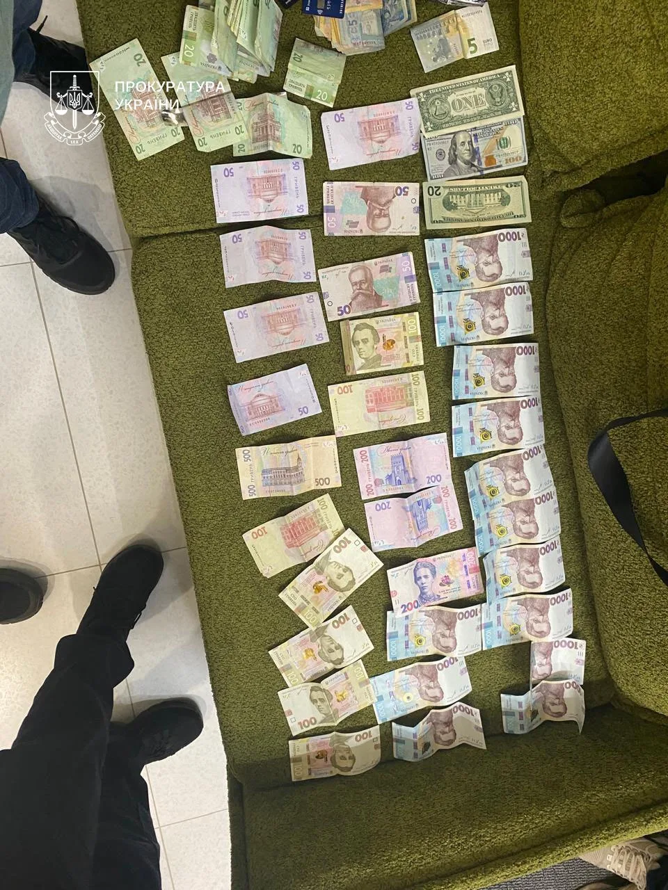 У Тернополі лікар-інтерн і спільники організували незаконний виїзд чоловіків через підроблені документи
