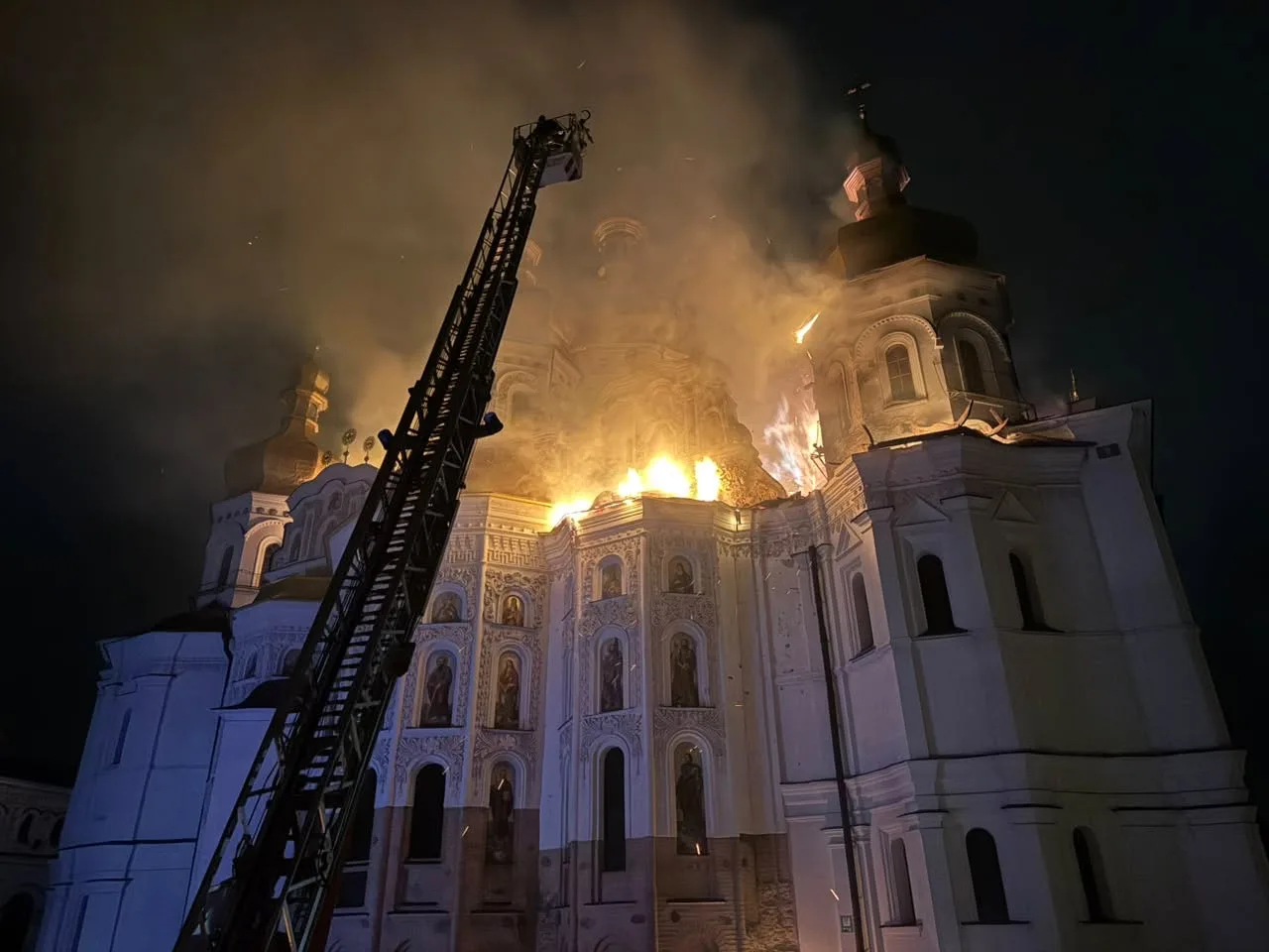«Не мають нічого святого»: після атаки на Київ горів Успенський собор, є загиблі та постраждалі