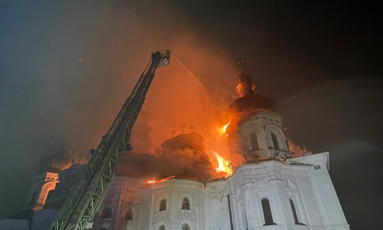 «Не мають нічого святого»: після атаки на Київ горів Успенський собор, є загиблі та постраждалі