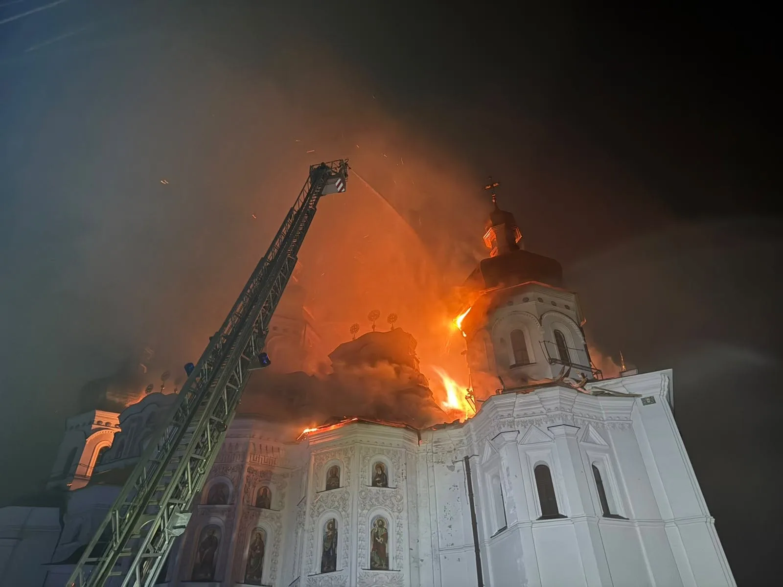 «Не мають нічого святого»: після атаки на Київ горів Успенський собор, є загиблі та постраждалі