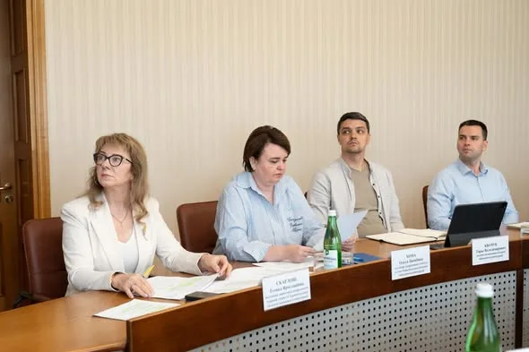Тарас Пастух провів нараду з керівниками районів: обговорили освіту, медицину та соцзахист
