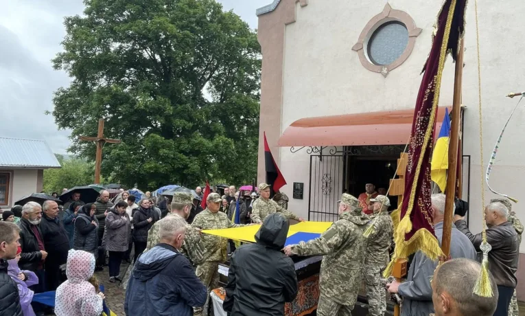 Загинув на бойовому чергуванні під Сумами: Озернянська громада попрощалася з Володимиром Горошком