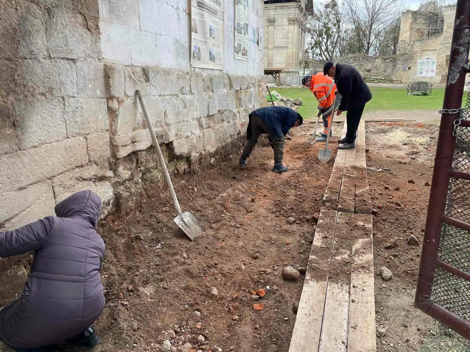 У Бережанському замку під час досліджень виявили нові підвальні приміщення