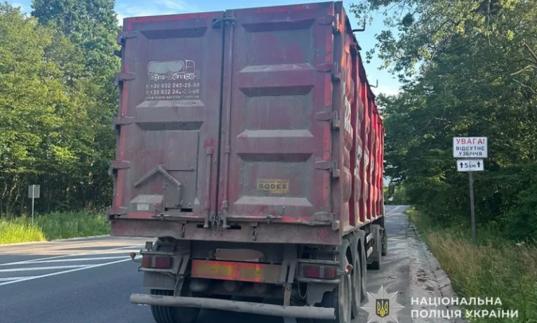 На Тернопільщині вилучили автопоїзд із майже 20 кубометрами бука