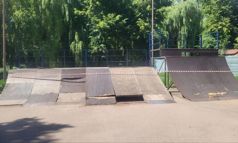 У Тернополі тимчасово закрили для використання конструкції скейтпарку в парку «Сопільче»