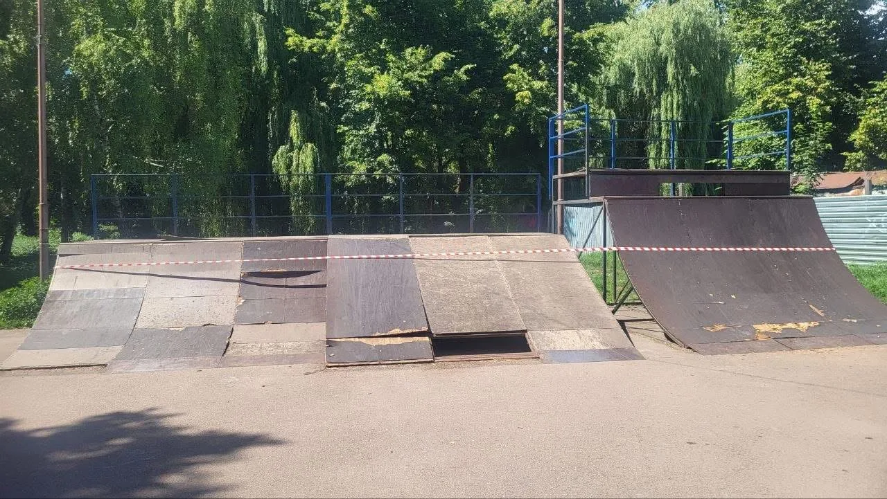 У Тернополі тимчасово закрили для використання конструкції скейтпарку в парку «Сопільче»