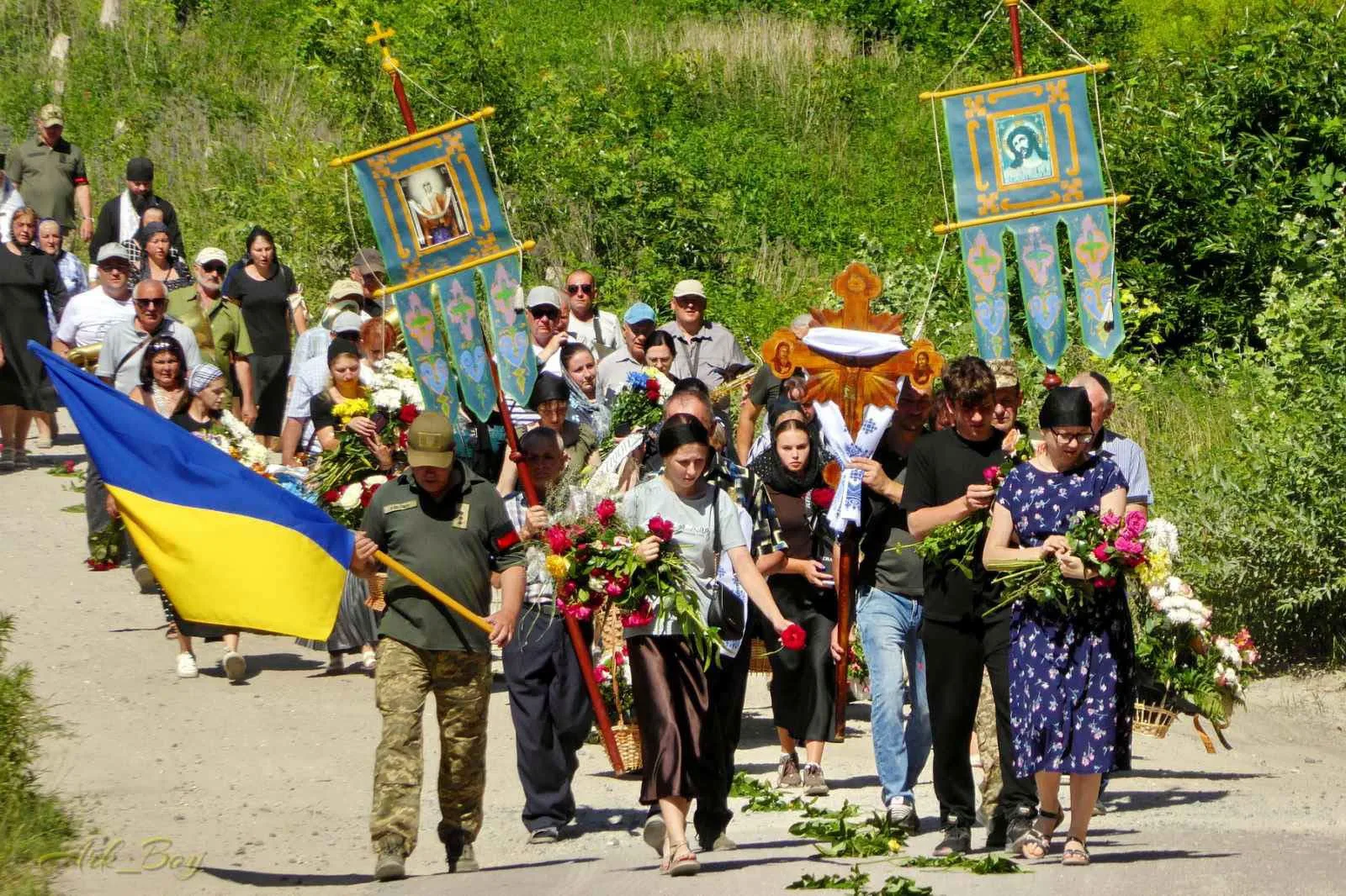 Після 32 місяців очікування до рідного села на Тернопільщині повернувся полеглий захисник Ярослав Денчук