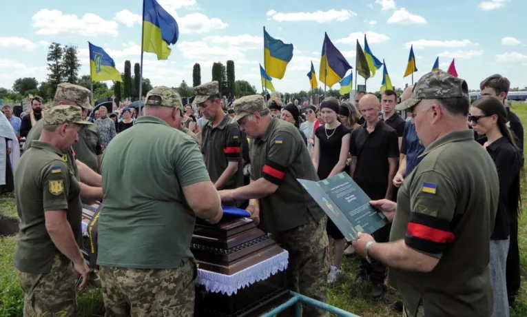 Після 32 місяців очікування до рідного села на Тернопільщині повернувся полеглий захисник Ярослав Денчук