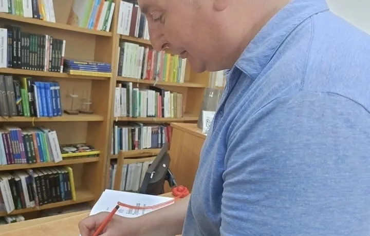Бібліотека у Тернополі отримала у подарунок нову краєзнавчу книгу Віктора Уніята