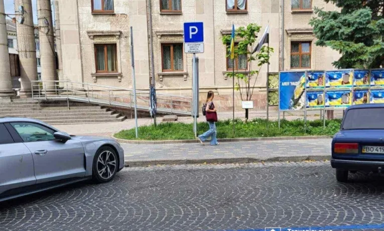 спеціальні місця для паркування «Для родин Героїв» та «Для родичів зниклого безвісти військового»