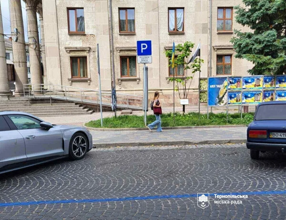 спеціальні місця для паркування «Для родин Героїв» та «Для родичів зниклого безвісти військового»