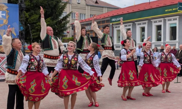 У Підволочиську відбувся благодійний фестиваль Зеленого борщу «Ми єдині»
