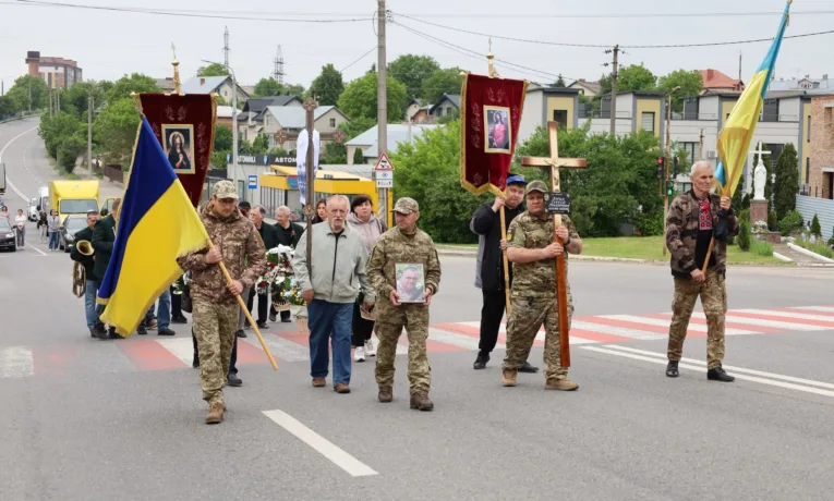 На Тернопільщині провели в останню путь захисника Сергія Лесика