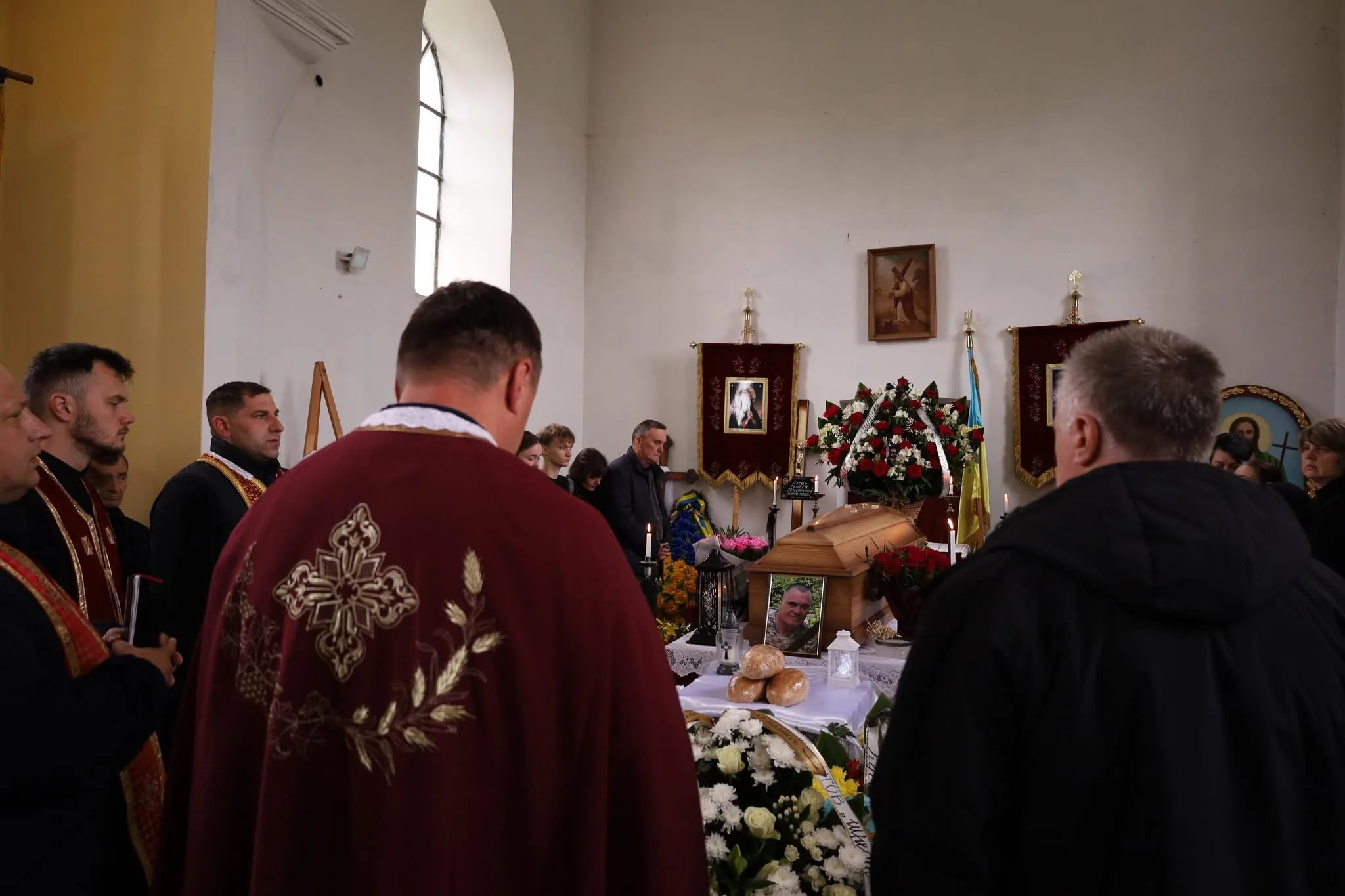 На Тернопільщині провели в останню путь захисника Сергія Лесика