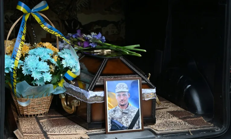 На щиті повернувся додому: Лановеччина провела в останню путь Максима Савчука