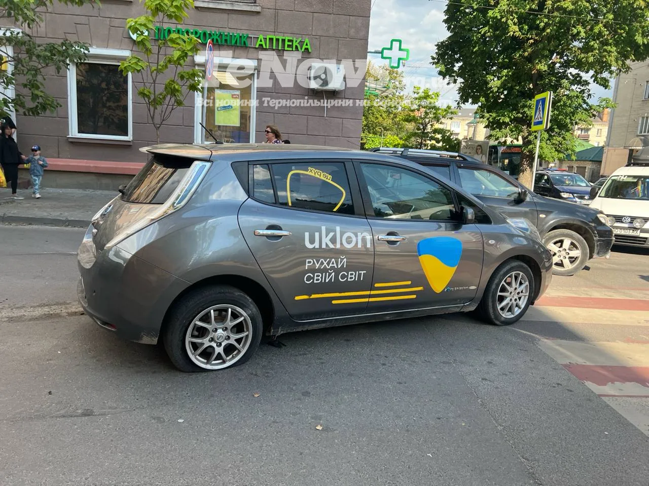 У центрі Тернополя Audi перелетіла через авто на пішохідному переході (фото)
