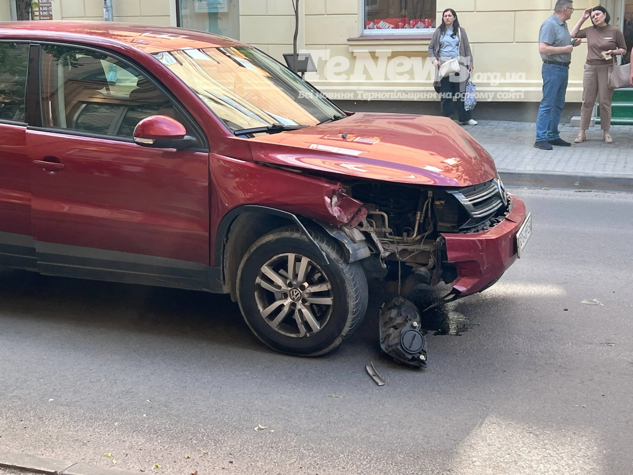 У центрі Тернополя Audi перелетіла через авто на пішохідному переході 