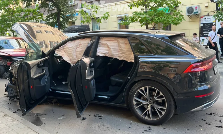 У центрі Тернополя Audi перелетіла через авто на пішохідному переході