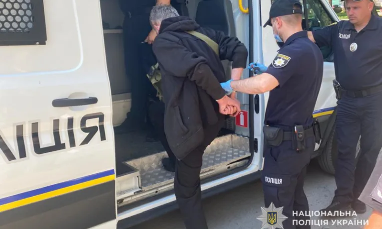 У Чорткові застілля закінчилося вбивством: чоловік помер від удару ножем