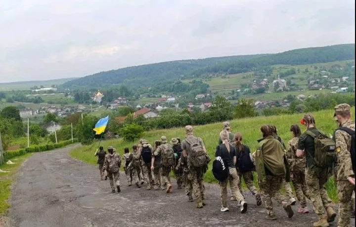 Замість традиційного дзвоника — марш: на Тернопільщині ліцеїсти вирушили на польові навчання