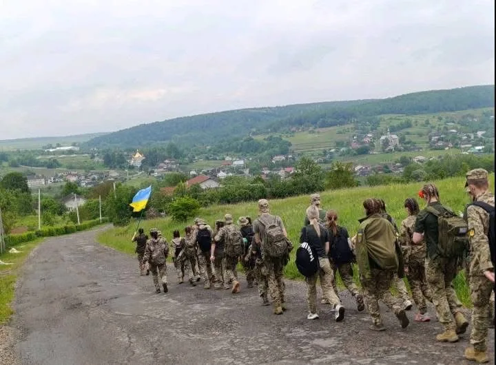 Замість традиційного дзвоника — марш: на Тернопільщині ліцеїсти вирушили на польові навчання