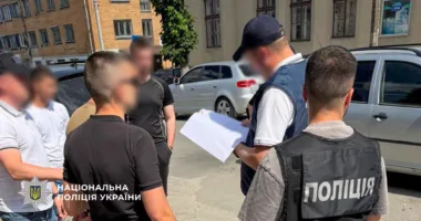 За гроші обіцяв видалити дані з «Оберегу»: у Тернополі затримали посадовця ТЦК