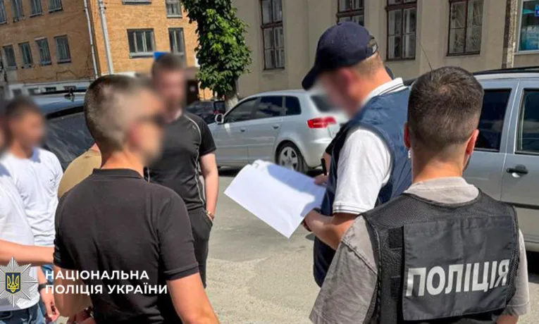 За гроші обіцяв видалити дані з «Оберегу»: у Тернополі затримали посадовця ТЦК