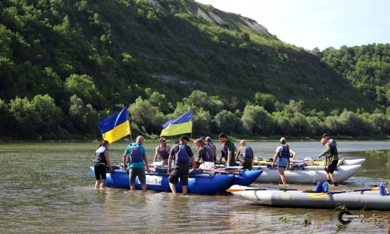 50 ветеранів подолали Дністер: у Заліщиках організували унікальний сплав