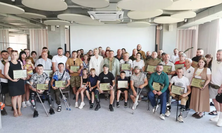 На Тернопільщині ветеранам і родинам полеглих Захисників вручили житлові сертифікати
