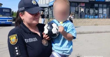 На Тернопільщині батько залишив дворічного хлопчика на вулиці заради цигарок