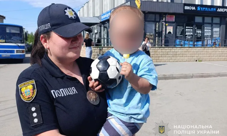 На Тернопільщині батько залишив дворічного хлопчика на вулиці заради цигарок
