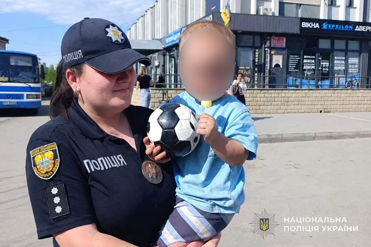 На Тернопільщині батько залишив дворічного хлопчика на вулиці заради цигарок