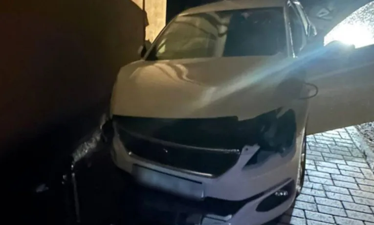 На Тернопільщині п’яний водій Peugeot врізався у фасад будівлі